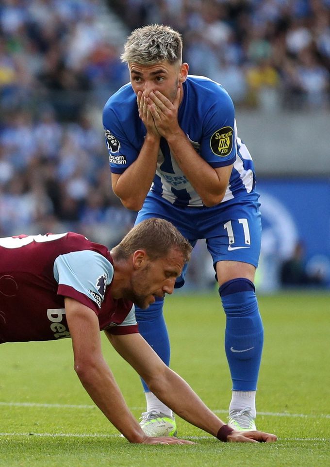 Tomáš Souček (dole) v utkání s Brightonem