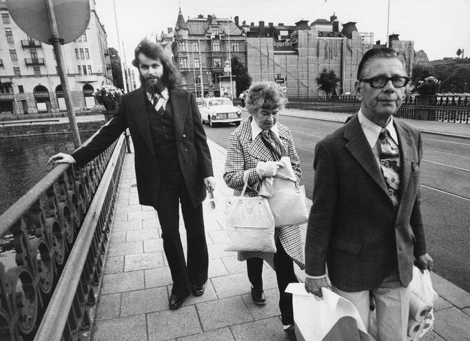 Švédský zločinec Clark Olofsson (vlevo) na fotografii pořízené v roce 1974 v Norrkopingu, kdy si odpykával trest odnětí svobody za loupež Krediitbanken ve Stockholmu.