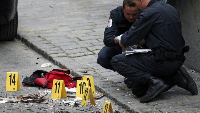 Rakouští specialisté likvidují zbytky batohu, v němž byla ukryta nálož.