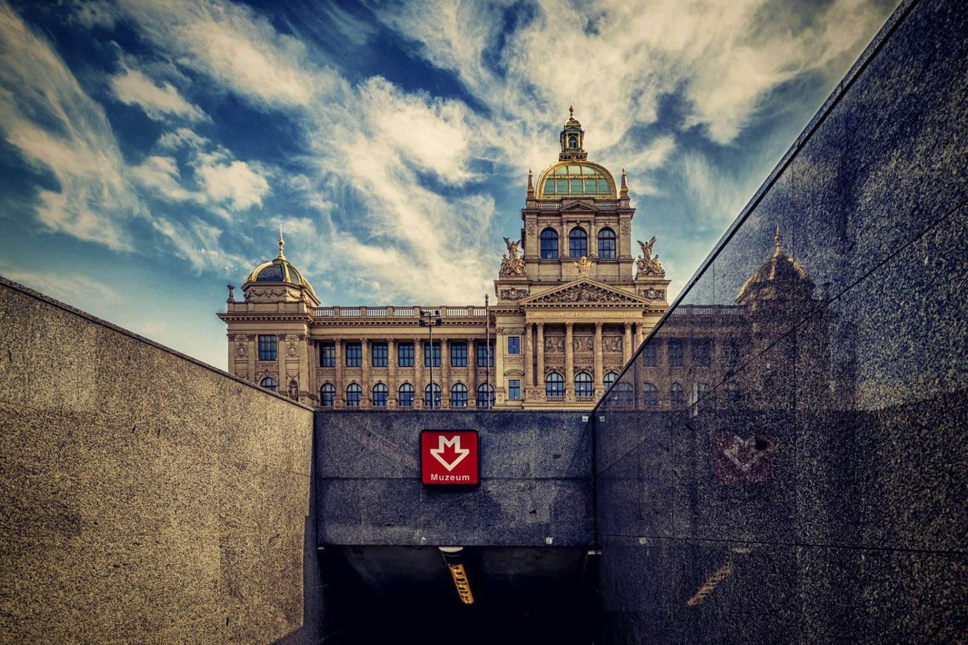 Radoslav Vnenčák: Praha v zrcadle