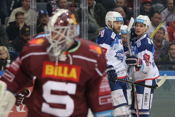 38. kolo hokejové extraligy 2018/19, Sparta - Kometa: Zleva Martin Dočekal, Jan Štencel a Dalimil Mikyska slaví gól Komety.