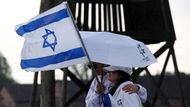 Pochod živých vede tříkilometrovou trasou až ke krematoriím v Auschwitz-Birkenau, kde účastníci vzdávají hold milionům Židů, kteří zde zahynuli, a zároveň vyzývají k ukončení antisemitismu a nesnášenlivosti.