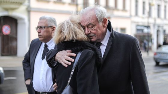 Foto: S Jaroslavem Kuberou se loučili Zeman, Babiš i další. V Teplicích i v Praze