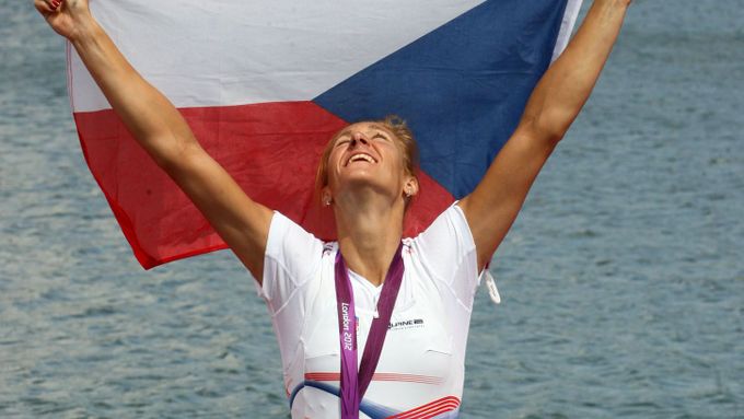 FOTO Zmožená Knapková při oslavách lovila vlajku
