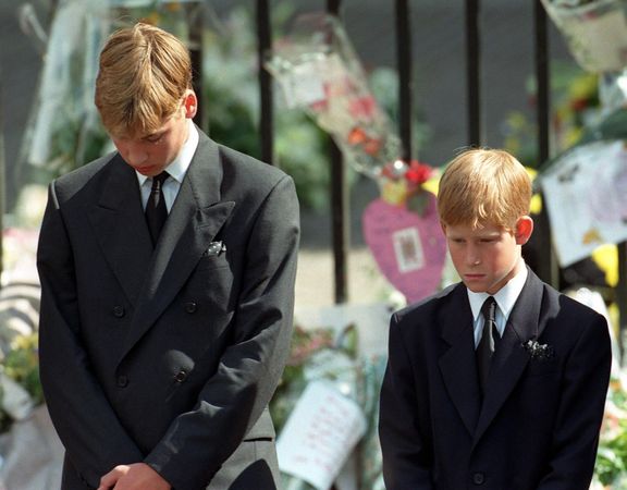 Princ William a princ Harry na pohřbu své matky.