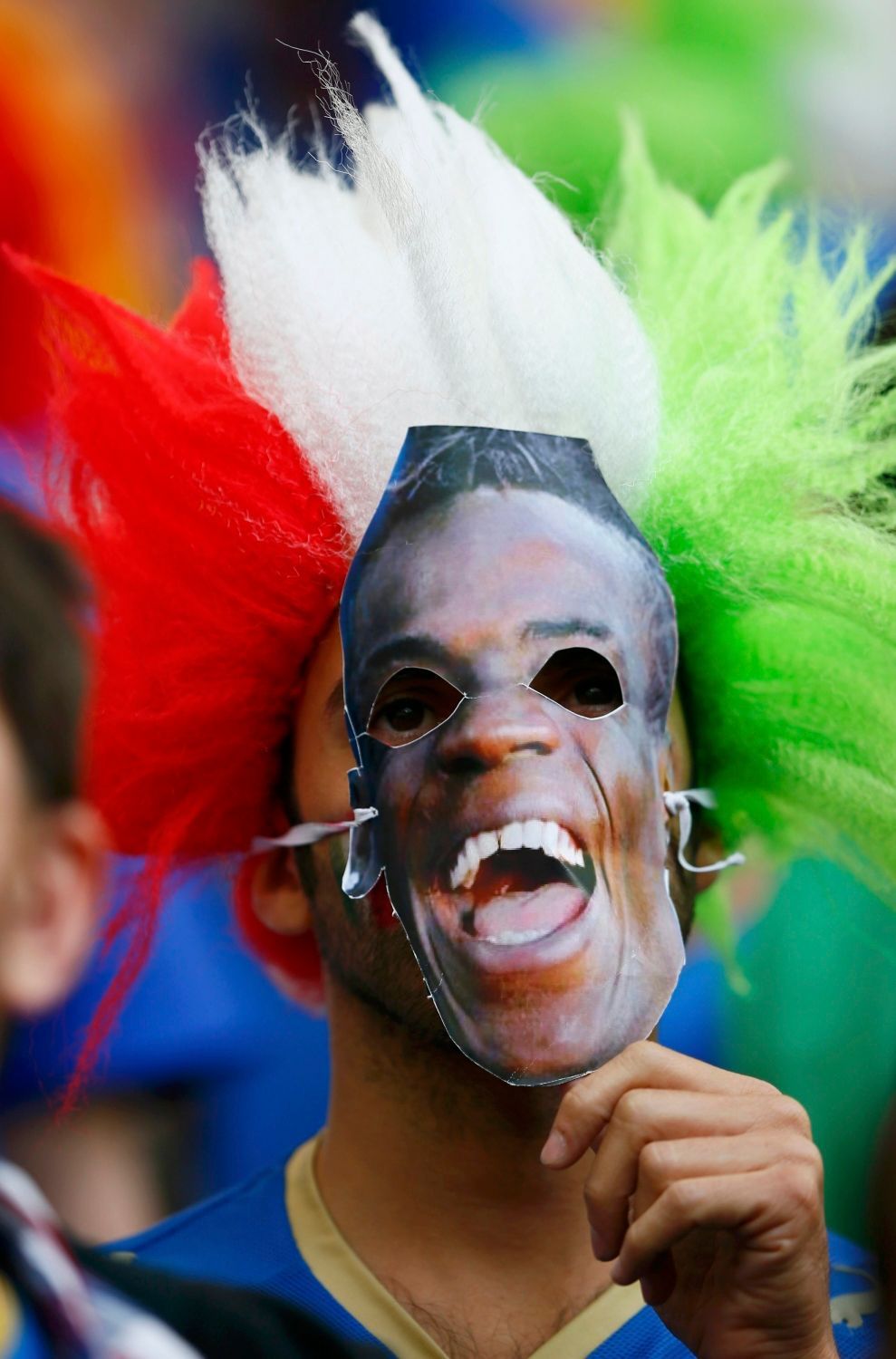 Fanoušek Itálie s maskou Maria Balotelliho před utkáním se Španělskem v Gdaňsku během Eura 2012