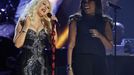 Christina Aguilera vlevoL) a Jennifer Hudson