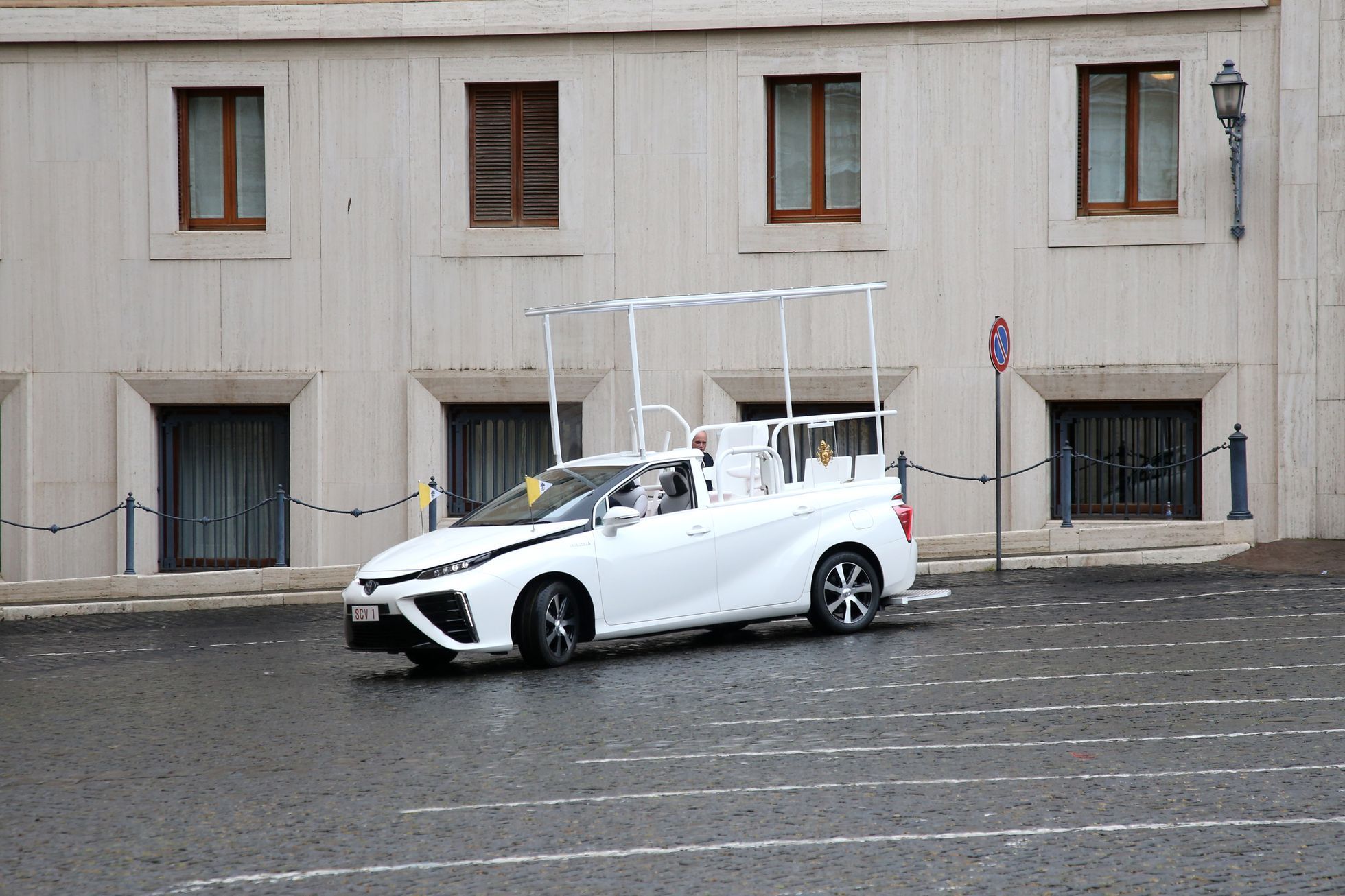 Papež Toyota Mirai Papamobil