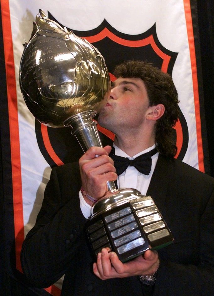 Jaromír Jágr s Hart Trophy za sezonu 1998/99