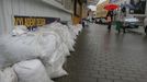 "Bude pořád chcat!," dívá se mladík ve valmezské hospodě Snoza do svého mobilu na meteorologickou mapu, kde nad Moravou visí fialovozelený poklop hustzých srážek. "Pytle tady rozdávali od včerejška půl osmé večer," vzpomíná stolní společnost na večer, kdy vyhlásili I. stupeň povodňové pohotovosti.