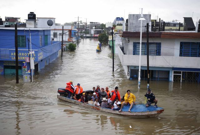 Evakuace lidí ze zatopeného města Villahermosa