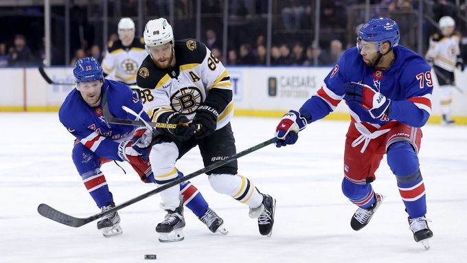 Útočník Bostonu David Pastrňák se pokouší vyzrát na obranu Rangers