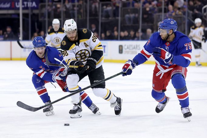 Útočník Bostonu David Pastrňák se pokouší vyzrát na obranu Rangers
