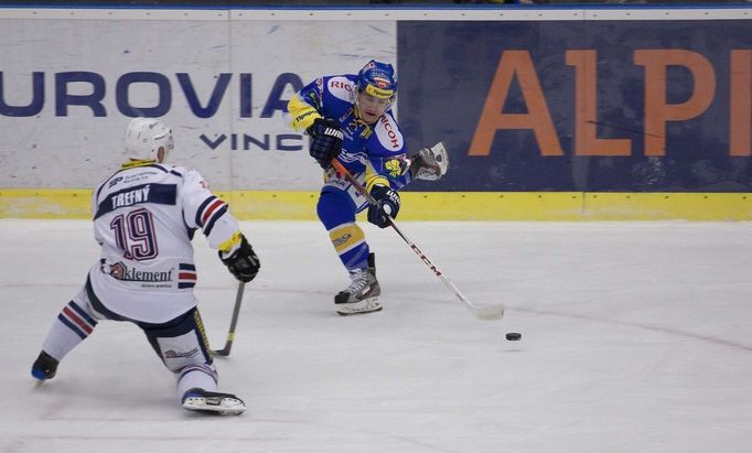 Zlínská kombinace slavila úspěch, neměl proti ní šanci ani chomutovský bek Jakub Trefný (v bílém).