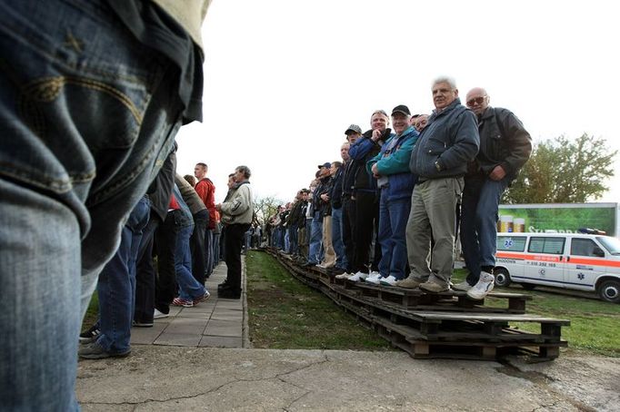 Vstupné na zápas bylo 50 korun, utkání nakonec sledovalo 2200 diváků. Pro jejich lepší komfort byly nachystány "tribuny" z palet.