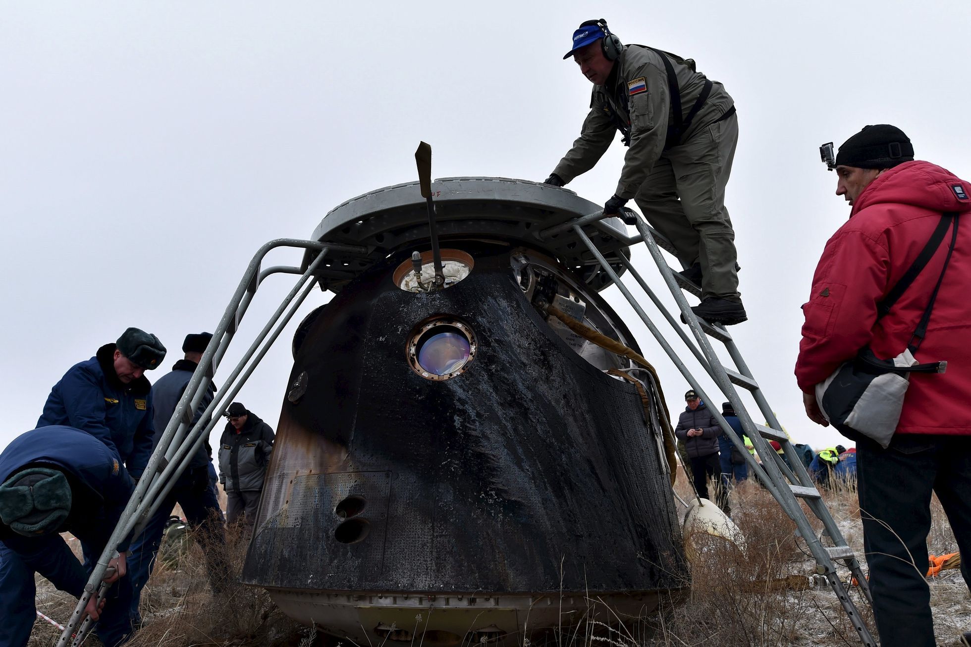 Záchranáři u lodě Sojuz