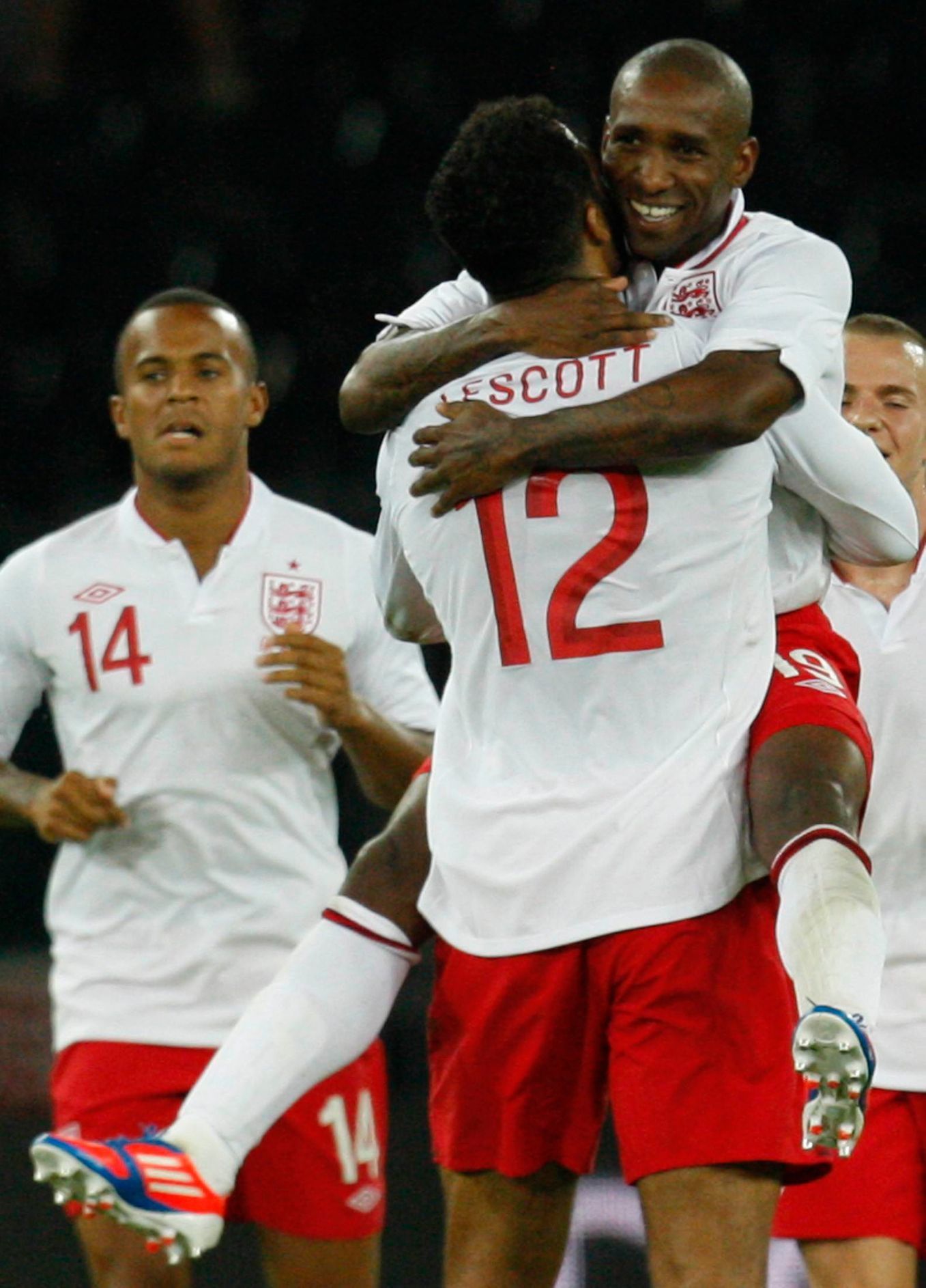 Jermain Defoe a Joleon Lescott se radují v přátelském zápase proti Itálii