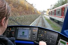 Řidička tramvaje koukala do telefonu, nevšimla si mladíka na kolejích a usmýkala ho