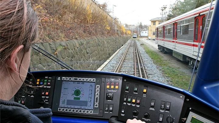 Řidička tramvaje koukala do telefonu, nevšimla si mladíka na kolejích a usmýkala ho