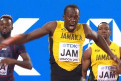 Smutné loučení. Boltovi píchlo ve svalu a poslední závod kariéry nedokončil, štafetu vyhráli Britové