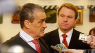 2. dubna 2008: Karel Schwarzenberg a Martin Bursík na brífinku ve sněmovně, na němž Schwarzenberg oznámil, že zaplatí audit rodinných financí Jiřího Čunka.