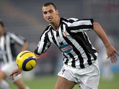 Zlatan Ibrahimovic (v dresu Juventusu Turín), obávaný švédský brankostroj.