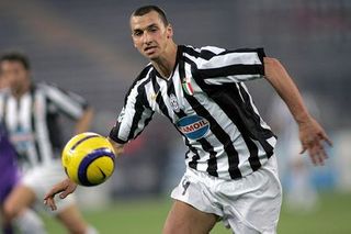 Zlatan Ibrahimovic (v dresu Juventusu Turín), obávaný švédský brankostroj.