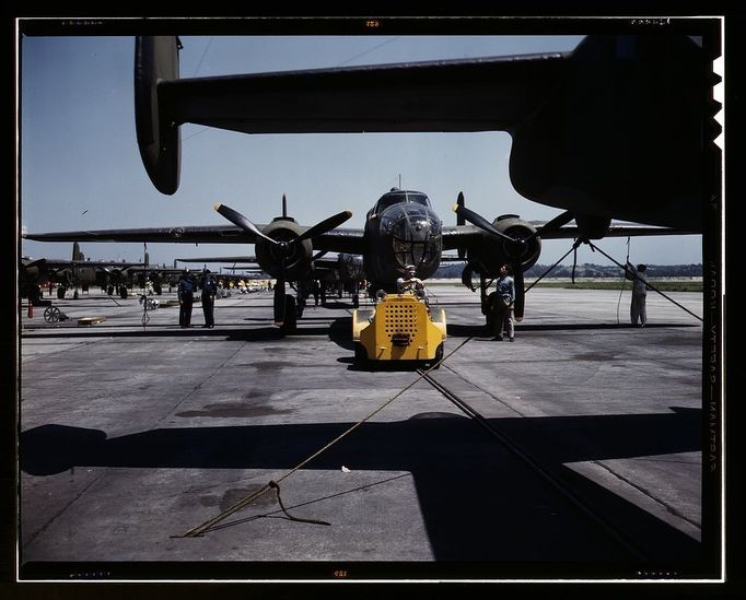 Dívky, které montovaly bombardéry. USA, 1942