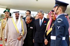 Saúdského krále v Londýně provázejí bojkot a protesty