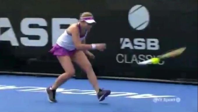 Podívejte se, jak lotyšská tenistka Jelena Ostapenková zasáhla v zápase turnaje WTA v Aucklandu sběrače míčku raketou.