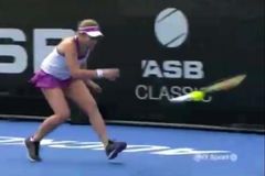Video: Tenistka Ostapenková trefila sběrače. Úplně tím rozhodila soupeřku