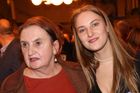 "Kvůli mámě mě soudila spousta lidí," vzpomíná na šikanu dcera Evy Holubové Karolína