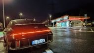 Dálnice zdarma pro elektromobily jsou v Česku výjimkou, v Rakousku se za známku platí plná sazba. Desetidenní viněta vyjde na 11,50 eura, správce dálnic Asfinag však peníze investuje i do dálničních odpočívek, které patří k nejlepším v Evropě.