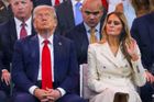 Prezident Trump s chotí Melanií přihlížejí vojenské přehlídce. Trump své velení nad ozbrojenými silami vnímá jako projev své síly.