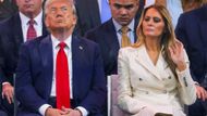 Prezident Trump s chotí Melanií přihlížejí vojenské přehlídce. Trump své velení nad ozbrojenými silami vnímá jako projev své síly.