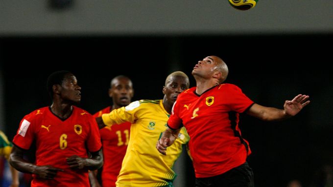 Jihoafrický Zuma a angolský Asha bojují o míč v dalším zápase fotbalového mistrovství Afriky
