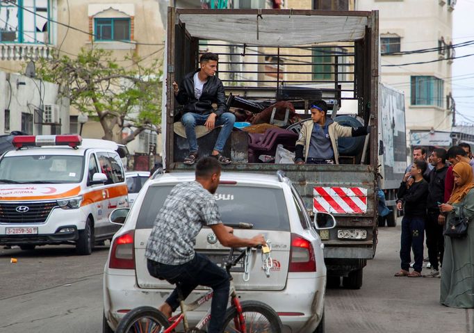 Palestinci opouštějí východní část Rafáhu v Pásmu Gazy poté, co je izraelská armáda před plánovanou operací vyzvala k evakuaci.