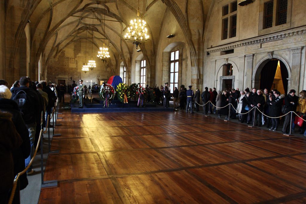 Veřejnost se loučí s Havlem ve Vladislavském sále