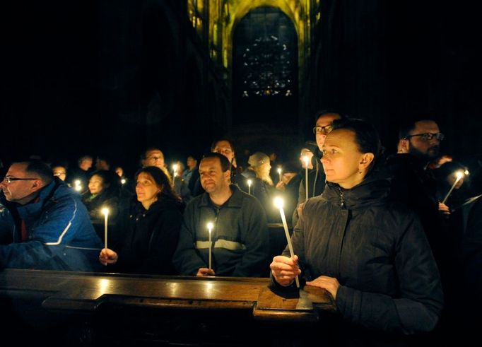 V pražské katedrále sv. Víta sloužil 15. dubna kardinál Dominik Duka velikonoční vigilii. Křesťané mší oslavují noc, při níž Ježíš Kristus vstal z mrtvých.