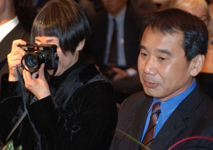 Haruki Murakami si přijel do Prahy pro Cenu Franze Kafky v roce 2006 i s manželkou Yoko.