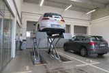 Ve standardech Škody a Volkswagenu každá prohlídka elektromobilu začíná na zvedáku, kde je za přítomnosti zákazníka ověřena neporušenost obalu baterie.