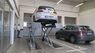 Ve standardech Škody a Volkswagenu každá prohlídka elektromobilu začíná na zvedáku, kde je za přítomnosti zákazníka ověřena neporušenost obalu baterie.