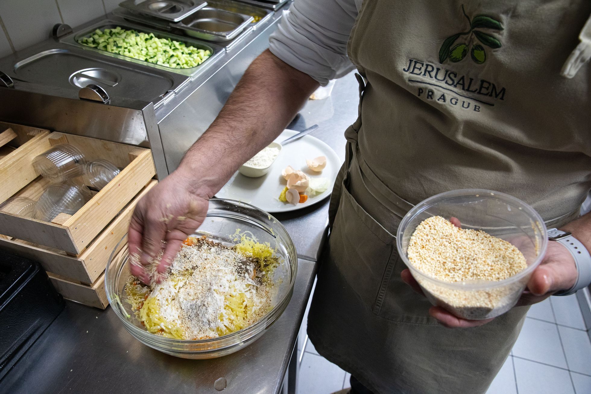 Restaurace Jerusalem v Praze a její majitel Avi Ben Perez připravující tradiční pokrm latkes (bramborák) na židovský svátek Chanuka