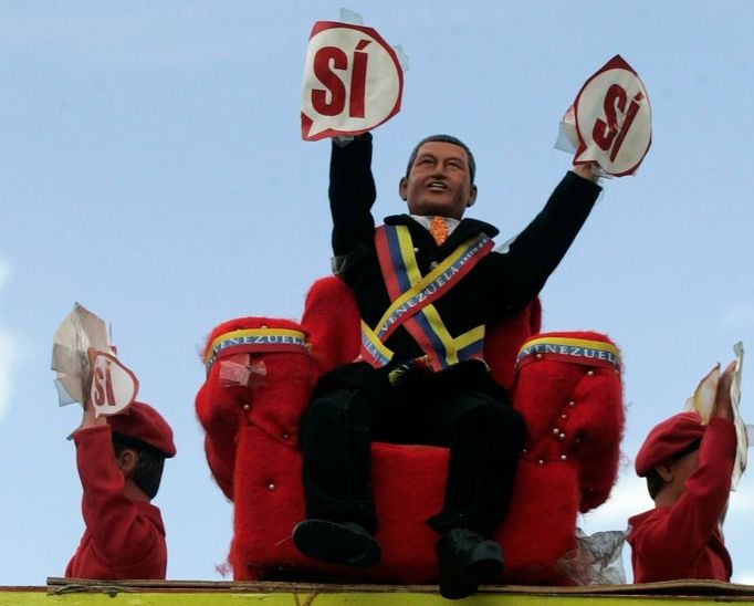 Figurka prezidenta Cháveze nesená jeho stoupenci ne jedné z demonstrací.