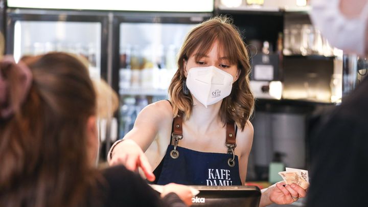 Karty nebereme. Proč řada restaurací v Česku tvrdohlavě trvá na hotovosti; Zdroj foto: Jakub Plíhal