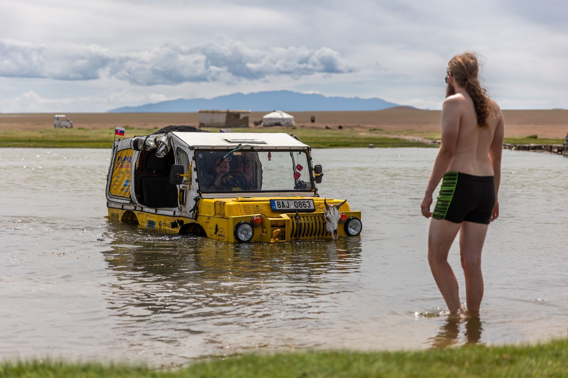 Žlutá žába pluje!