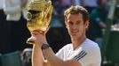 Andy Murray s trofejí pro vítěze Wimbledonu 2013