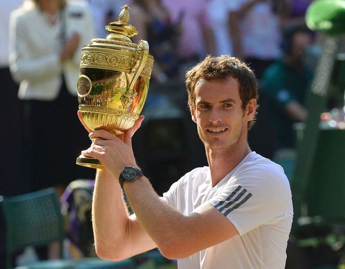 Andy Murray s trofejí pro vítěze Wimbledonu 2013