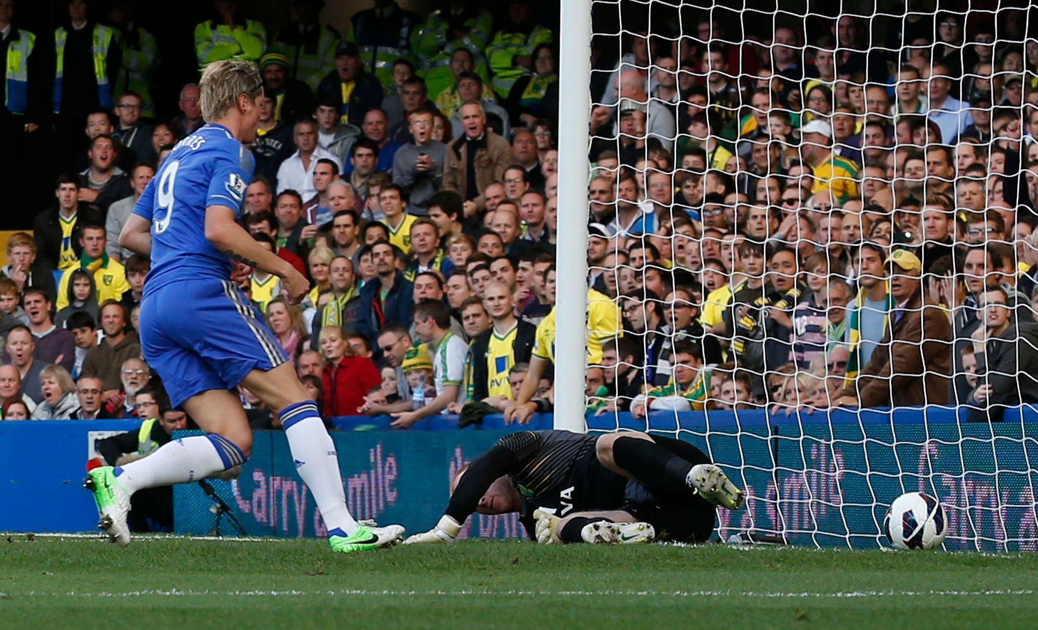 Fernando Torrés překonává brankáře Johna Ruddyho v zápase Chelsea - Norwich