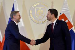 Fialova první zahraniční cesta. Na Slovensku jednal s Hegerem o jádru i covidu